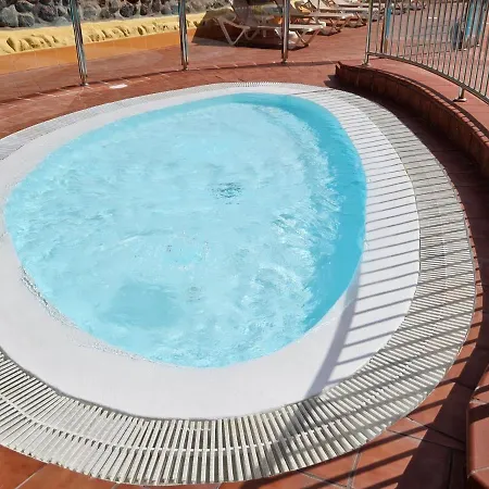 Ocean Front Cozy 2 Bedroom, 3 Beds Spacious- Netflix, Pool, Lift & Fast Wifi Playa del Inglés