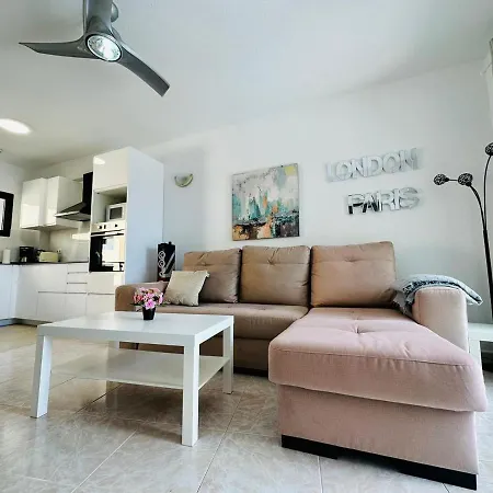 Ocean Front Cozy 2 Bedroom, 3 Beds Spacious- Netflix, Pool, Lift & Fast Wifi