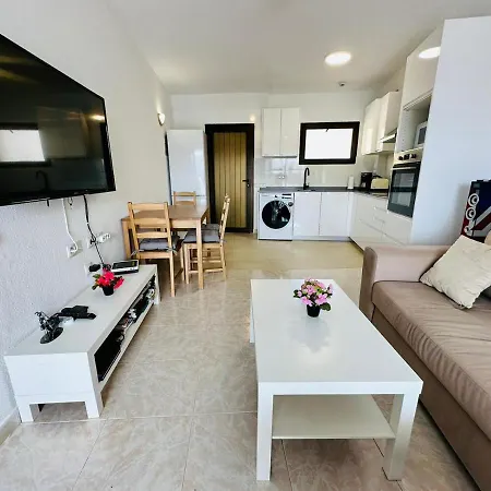 Ocean Front Cozy 2 Bedroom, 3 Beds Spacious- Netflix, Pool, Lift & Fast Wifi *