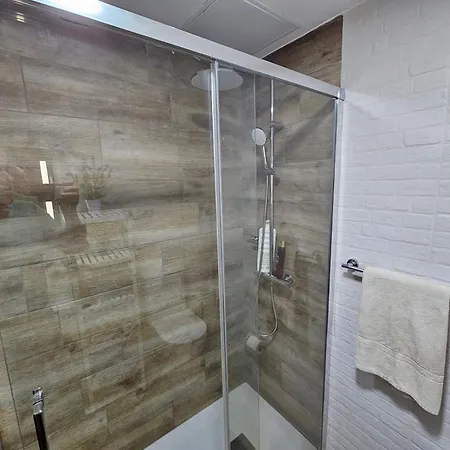 Ocean Front Cozy 2 Bedroom, 3 Beds Spacious- Netflix, Pool, Lift & Fast Wifi Playa del Inglés