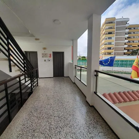 Ocean Front Cozy 2 Bedroom, 3 Beds Spacious- Netflix, Pool, Lift & Fast Wifi