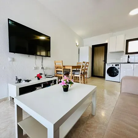 Daire Ocean Front Cozy 2 Bedroom, 3 Beds Spacious- Netflix, Pool, Lift & Fast Wifi