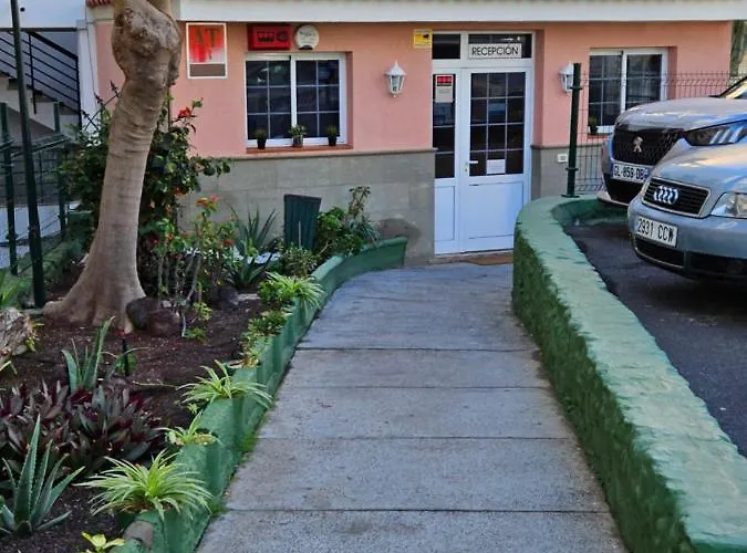 Ocean Front Cozy 2 Bedroom, 3 Beds Spacious- Netflix, Pool, Lift & Fast Wifi *