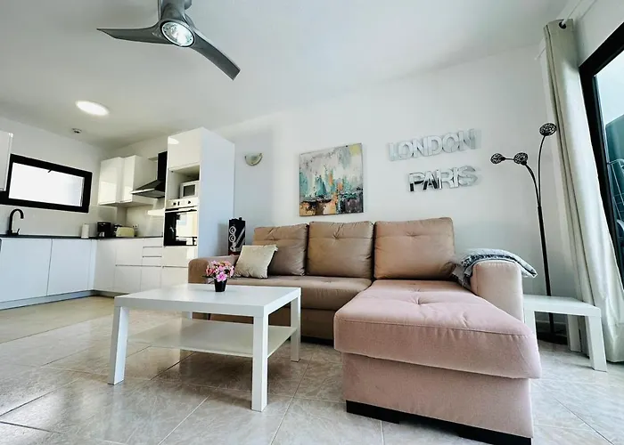 Ocean Front Cozy 2 Bedroom, 3 Beds Spacious- Netflix, Pool, Lift & Fast Wifi