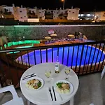 Ocean Front Cozy 2 Bedroom, 3 Beds Spacious- Netflix, Pool, Lift & Fast Wifi