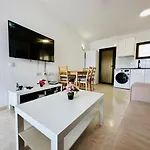 Apartamento Ocean Front Cozy 2 Bedroom, 3 Beds Spacious- Netflix, Pool, Lift & Fast Wifi