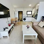 Ocean Front Cozy 2 Bedroom, 3 Beds Spacious- Netflix, Pool, Lift & Fast Wifi *