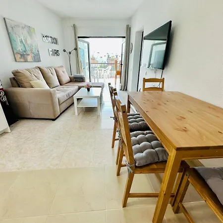 Ocean Front Cozy 2 Bedroom, 3 Beds Spacious- Netflix, Pool, Lift & Fast Wifi