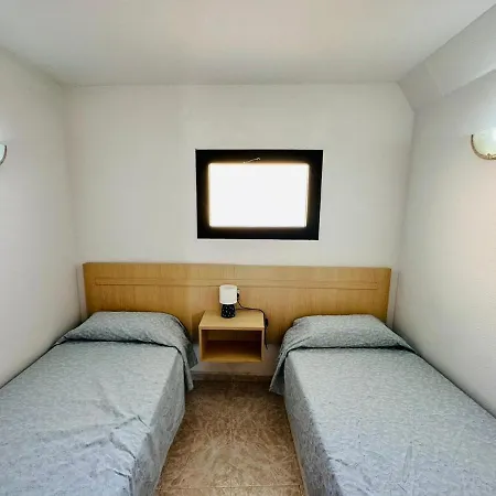 Ocean Front Cozy 2 Bedroom, 3 Beds Spacious- Netflix, Pool, Lift & Fast Wifi Daire *