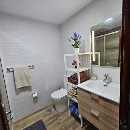 Apartment Ocean Front Cozy 2 Bedroom, 3 Beds Spacious- Netflix, Pool, Lift & Fast Wifi