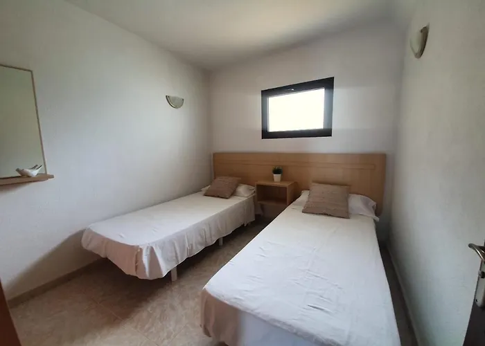 Ocean Front Cozy 2 Bedroom, 3 Beds Spacious- Netflix, Pool, Lift & Fast Wifi 아파트 *