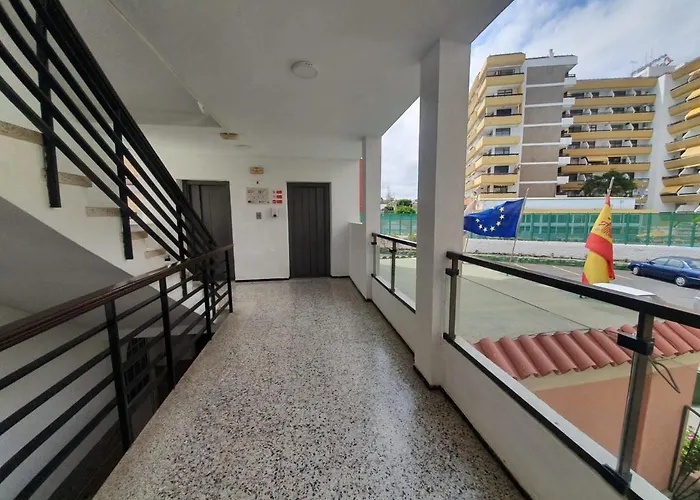 Ocean Front Cozy 2 Bedroom, 3 Beds Spacious- Netflix, Pool, Lift & Fast Wifi