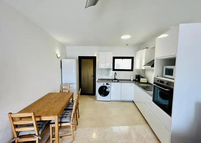 Ocean Front Cozy 2 Bedroom, 3 Beds Spacious- Netflix, Pool, Lift & Fast Wifi * 플라야 델 잉글스