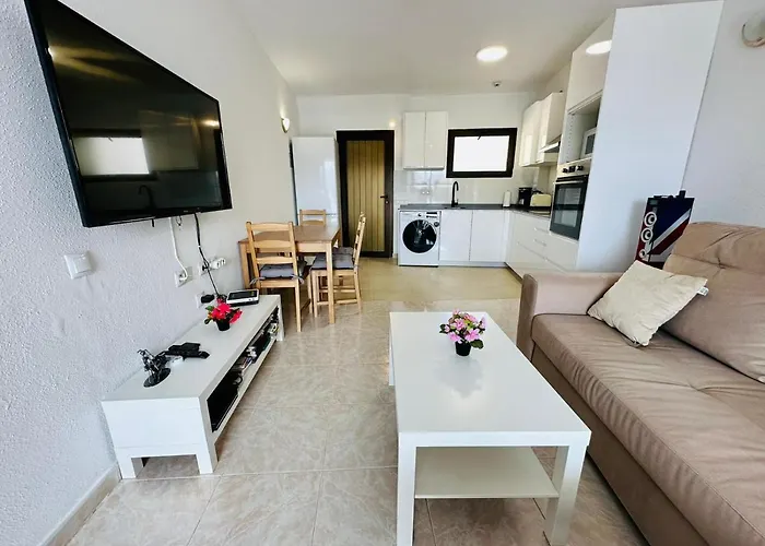 Ocean Front Cozy 2 Bedroom, 3 Beds Spacious- Netflix, Pool, Lift & Fast Wifi *