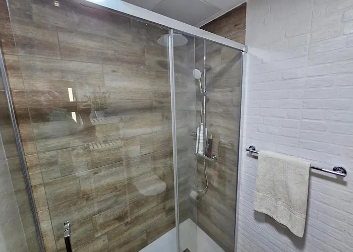 Ocean Front Cozy 2 Bedroom, 3 Beds Spacious- Netflix, Pool, Lift & Fast Wifi 普拉亚戴尔雷安格莱斯