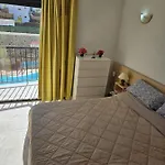 Ocean Front Cozy 2 Bedroom, 3 Beds Spacious- Netflix, Pool, Lift & Fast Wifi Playa del Inglés