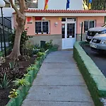 Ocean Front Cozy 2 Bedroom, 3 Beds Spacious- Netflix, Pool, Lift & Fast Wifi *