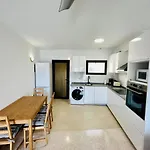 Ocean Front Cozy 2 Bedroom, 3 Beds Spacious- Netflix, Pool, Lift & Fast Wifi * Playa del Inglés
