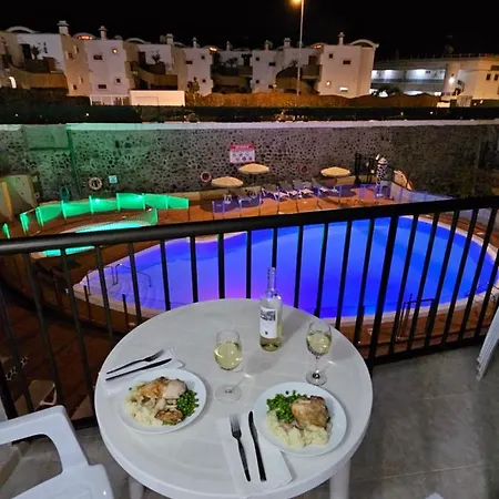 Ocean Front Cozy 2 Bedroom, 3 Beds Spacious- Netflix, Pool, Lift & Fast Wifi