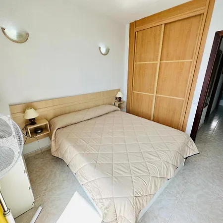 Ocean Front Cozy 2 Bedroom, 3 Beds Spacious- Netflix, Pool, Lift & Fast Wifi