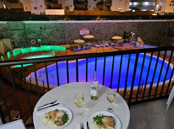 Ocean Front Cozy 2 Bedroom, 3 Beds Spacious- Netflix, Pool, Lift & Fast Wifi