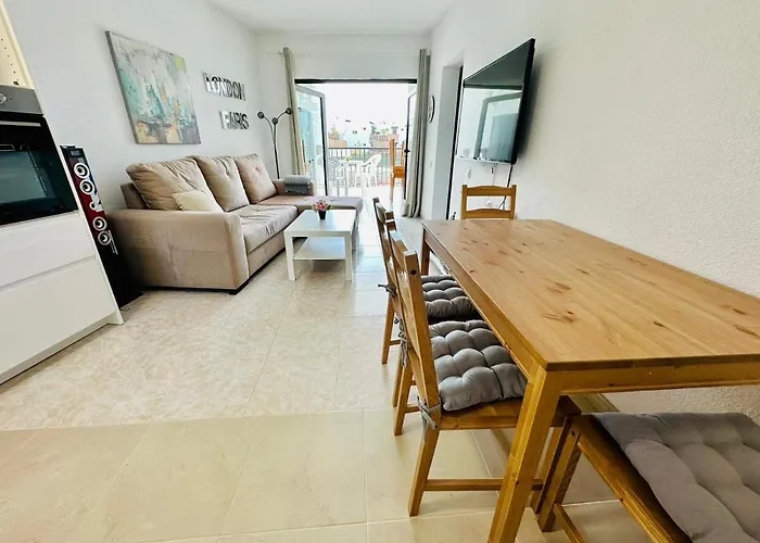 Ocean Front Cozy 2 Bedroom, 3 Beds Spacious- Netflix, Pool, Lift & Fast Wifi