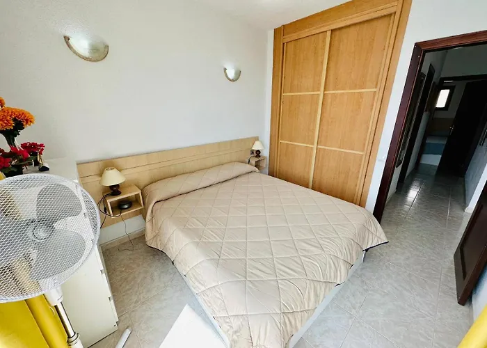 Ocean Front Cozy 2 Bedroom, 3 Beds Spacious- Netflix, Pool, Lift & Fast Wifi